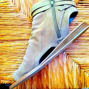NWOT Gianni Bini Suede Slouch Gladiator Sandals